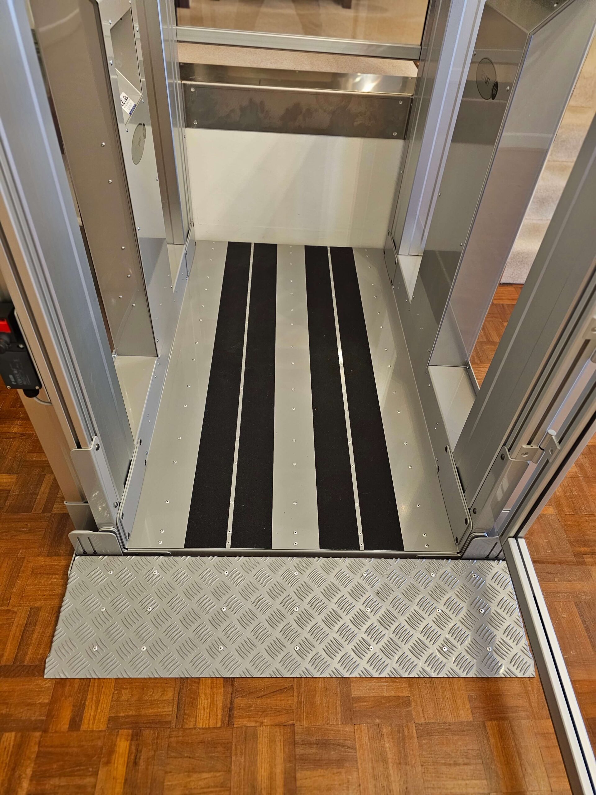 Anti-slip strips on the floor of a platform lift