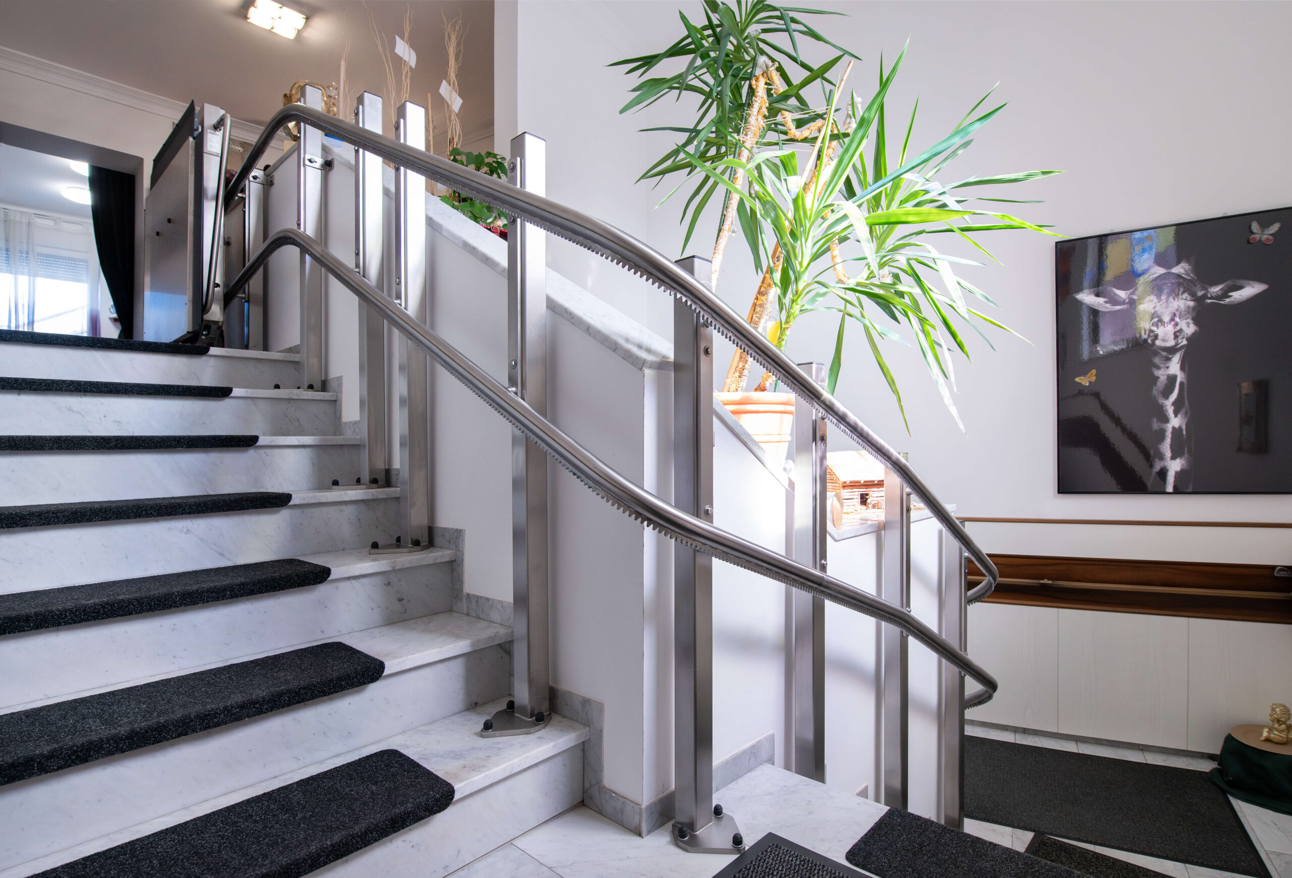 Platform stair lift fixed to a curved staircase